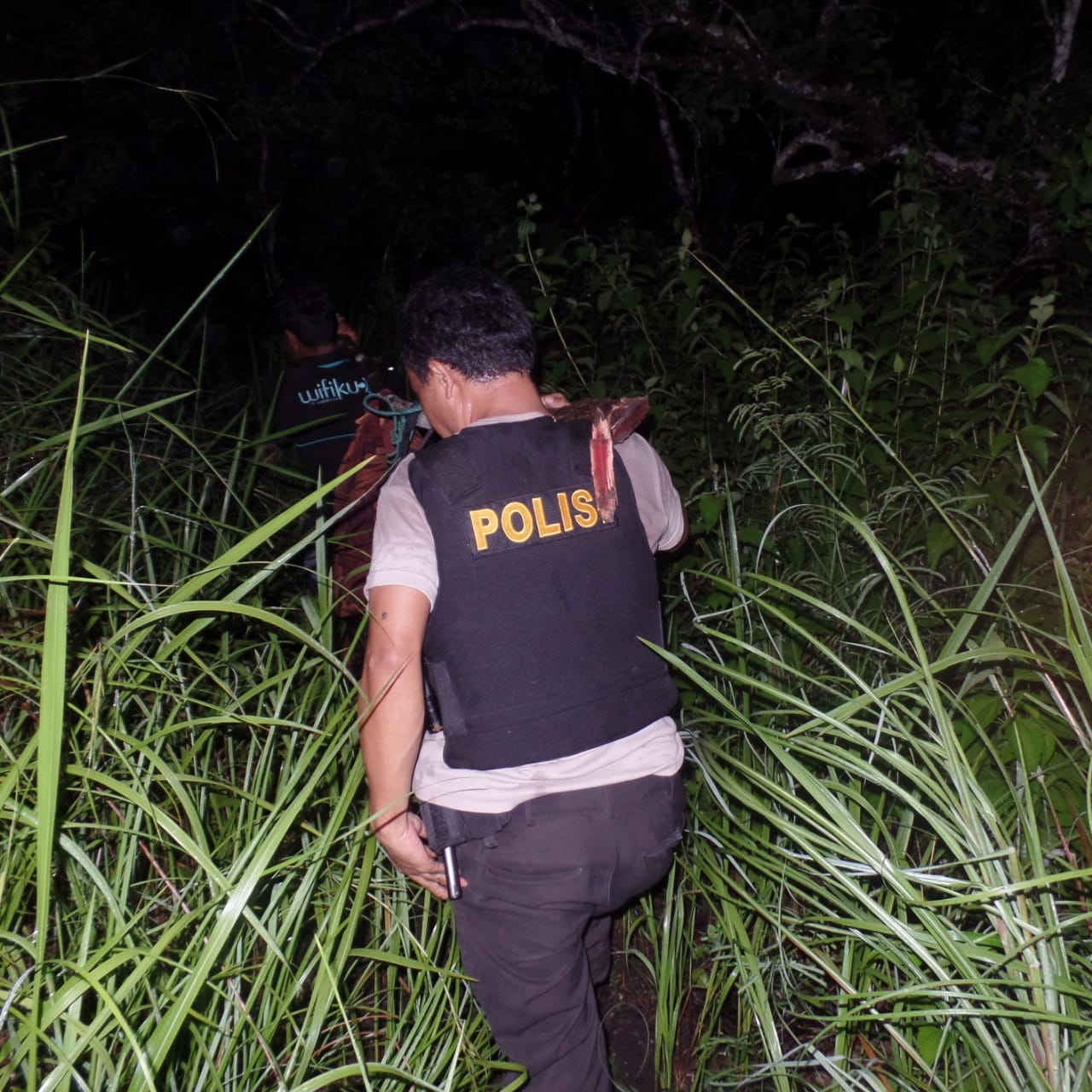 Polsek Umalulu Bantu Evakuasi Korban Terseret Banjir di Air Terjun Waimarang