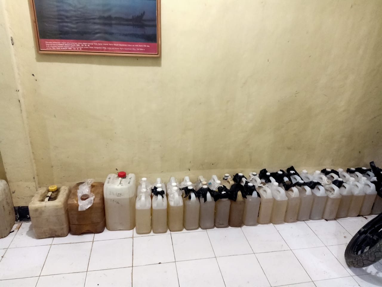 Polres Sumba Timur Amankan Ratusan Liter Minyak Tanah Hasil Penimbunan Tanpa Izin