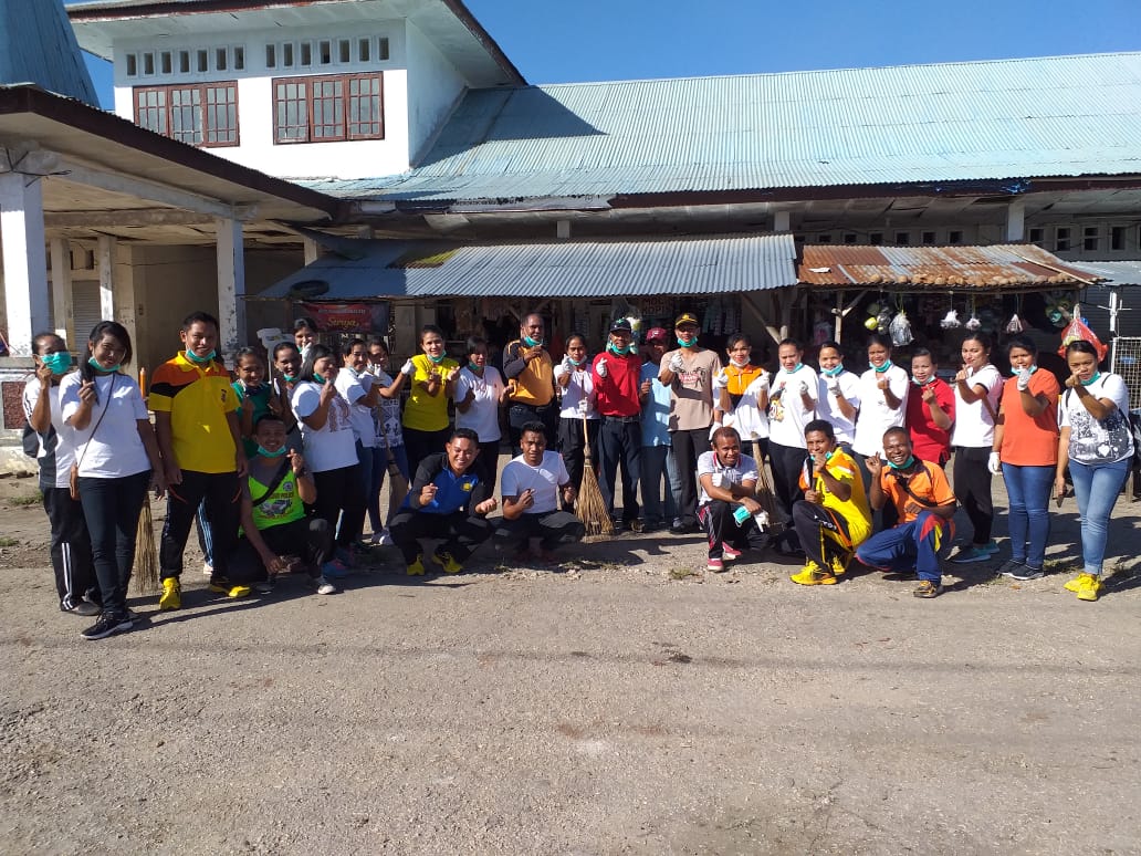 Polsek Lewa dan PPNI Bersih - bersih di Pasar Lewa