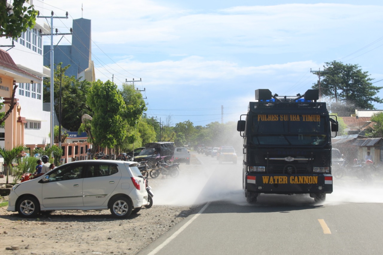 Gunakan AWC, Polres Sumba Timur Seprot Ribuan Liter Disinfektan di Jalur Utama Kota Waingapu