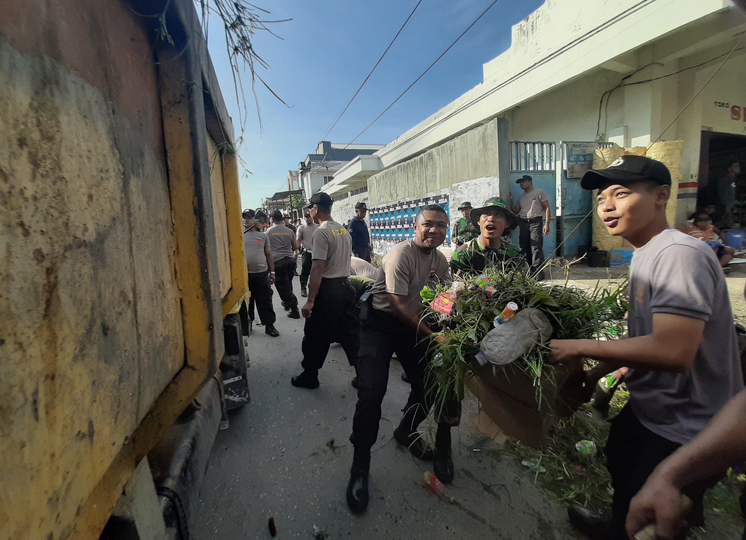 TNI Polri di Sumba Timur Kerja Bhakti Bersama Untuk Cegah DBD dan Corona