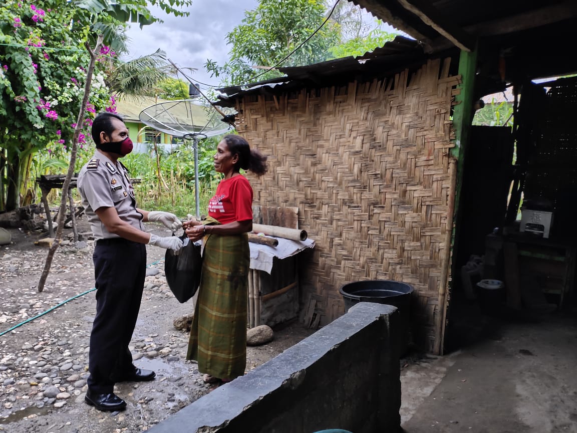 Lagi, Polres Sumba Timur Beri Bantuan Sembako Kepada Masyarakat